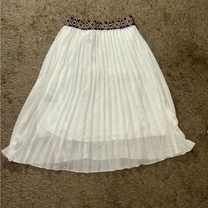 Chic White Pleated Midi Skirt with Geometric Waistband